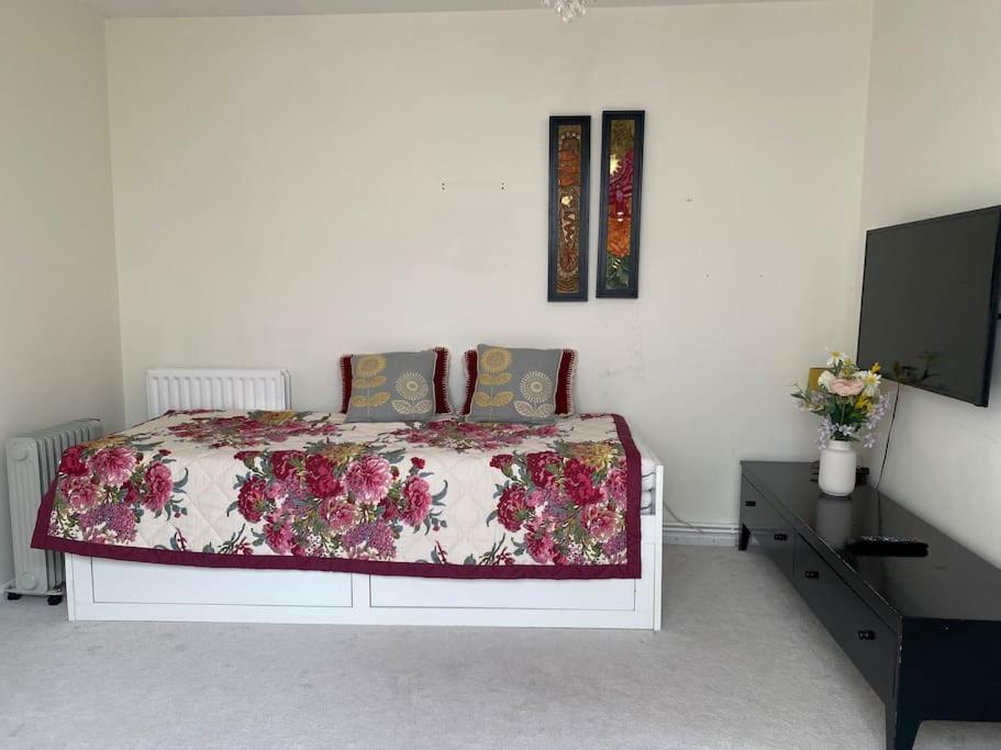 Cosy Apartment With Private Access And Kitchenette In Guildford (Adults Only) Worplesdon Luaran gambar